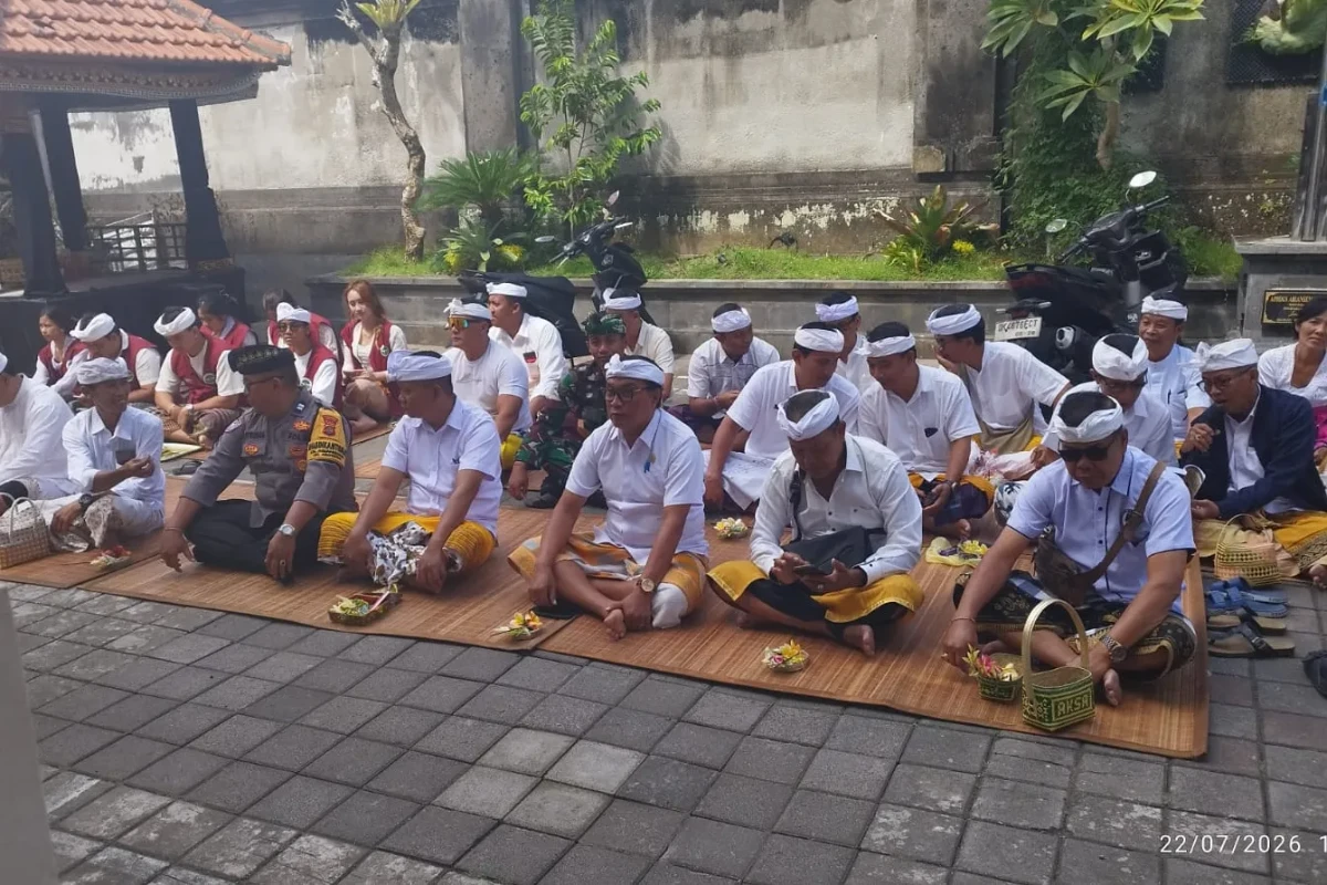 Piodalan di Kantor Perbekel Abiansemal