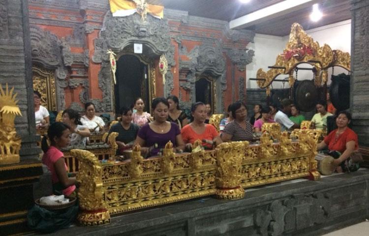 Menyambut-Piodalan-di-Pura-Dalem-Gede-Khayangan-Tiga-Abiansema-PKK-Br-Aseman-Aktif-Latihan-Tabuh-Rejang-Renteng_604026.jpg