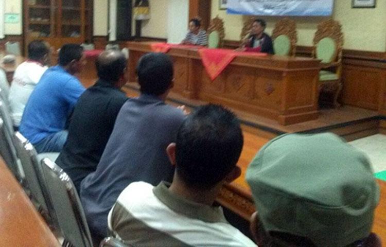 Perbekel-Bersama-Linmas-Bahas-Teknis-Kinerja-Ronda_082235.jpg